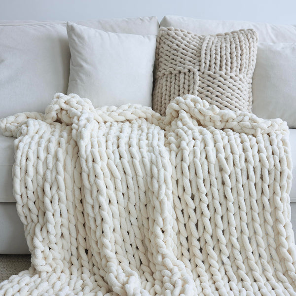 Maetoow Chenille Chunky Knit Blanket Throw （50×60 Inch）, Handmade Warm & Cozy Blanket Couch, Bed, Home Decor, Soft Breathable Fleece Banket, Christmas Thick and Giant Yarn Throws，Cream