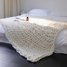 Maetoow Chenille Chunky Knit Blanket Throw （50×60 Inch）, Handmade Warm & Cozy Blanket Couch, Bed, Home Decor, Soft Breathable Fleece Banket, Christmas Thick and Giant Yarn Throws，Cream